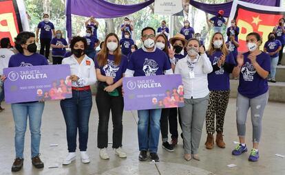 El candidato de Morena a la alcaldía Miguel Hidalgo, Victor Hugo Romo de Vivar, durante un evento donde se repartió la 'Tarjeta violeta', el 14 de abril de 2021.