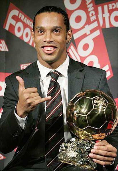 Ronaldinho hace su gesto característico al recibir el Balón de Oro.