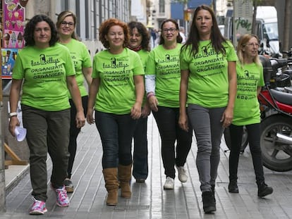 Algunes de les cambreres de pis d'hotel associades a les 'kellys', aquest matí, a Barcelona