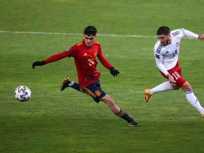 Pedri trata de controlar el balón ante  Kiteishvili, jugador de Georgia,  en el encuentro disputado el pasado domingo en el estadio  Boris Paichadze de Tiflis. / (AP)