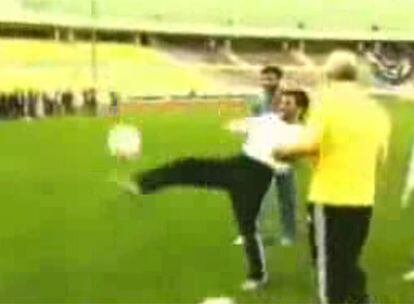 El presidente iraní, Mahmud Ahmadineyad, juega al fútbol con la selección de Irán.