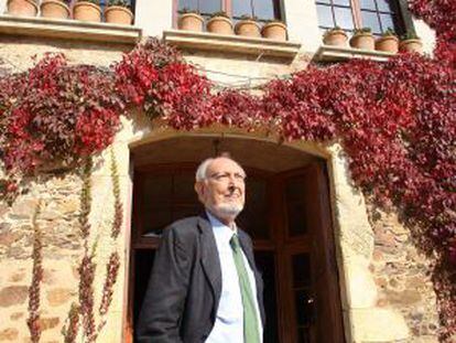 Josep Maria Castellet davant el mas del seu admirat i estudiat Josep Pla, a Llofriu, l’octubre del 2010.