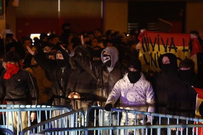Los concentrados en la primera fila de la protesta de Madrid, frente a la sede del PSOE de Madrid.
