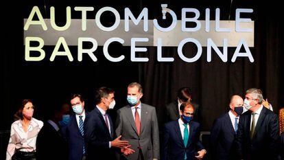 Felipe VI y Pedro Sánchez inauguran el Automobile Barcelona, este jueves.