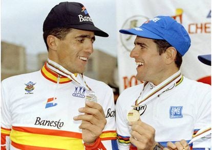 Indurain y Olano lucen sus medallas en el podio de Duitama en 1995.