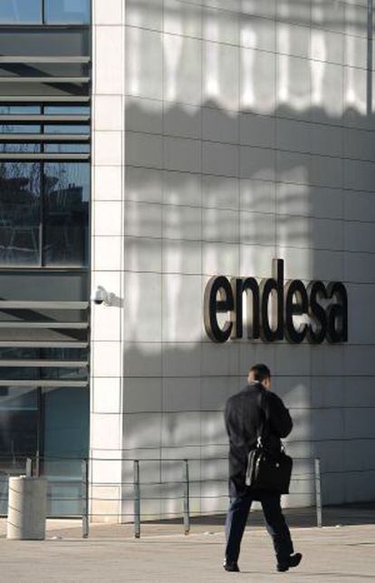 Un trabajador, frente la sede de Endesa en Madrid.