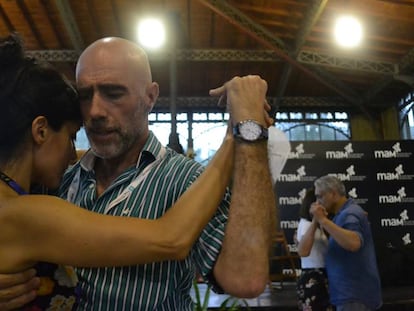 Una pareja baila tango en el Mercado Agrícola de Montevideo. El barrio de Goes tiene una fuerte tradición tanguera hay registros desde 1886.