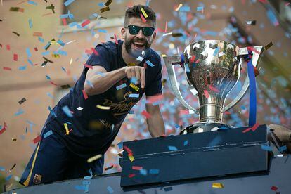 Piqué celebra el título de la Liga 2015-2016 con los aficionados en las calles de Barcelona.
