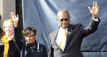 Herman Cain y su esposa Gloria, en el acto en Georgia.