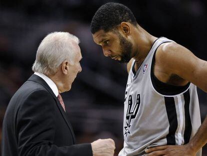Gregg Popovich, t&eacute;cnico de los Spurs, habla con Tim Duncan.