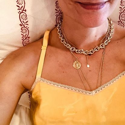 Más discreta y sin mostrar el rosto, Katie Holmes inmortaliza lo que parece un camisón o un pijama de verano. Sin duda el amarillo será uno de los colores de los próximos meses.