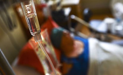 Una enferma de cáncer recibiendo quimioterapia.
