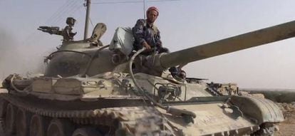 Imagen de una Web yihadista con un tanque del Ej&eacute;rcito sirio capturado en Al Quariatain. 