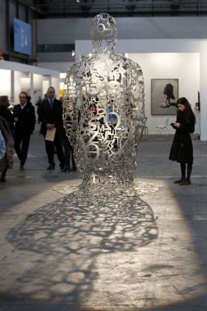 Profesionales examinan una escultura de Jaume Plensa en Arco 2012.