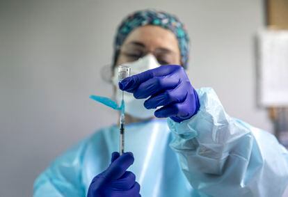 Una sanitaria prepara una dosis de la vacuna de Pfizer en el centro de salud de Catarroja (Valencia).