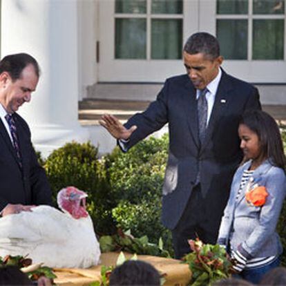 Barack Obama, en el momento del indulto en la Casa Blanca, con sus hijas Sasha y Malia.