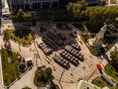 La plaza de España con el mercadillo de la Hispanidad, desde Torre Madrid.