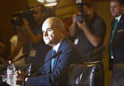 Manuel Chaves, minutos antes de iniciar su comparecencia ante la comisión de investigación de los ERE.