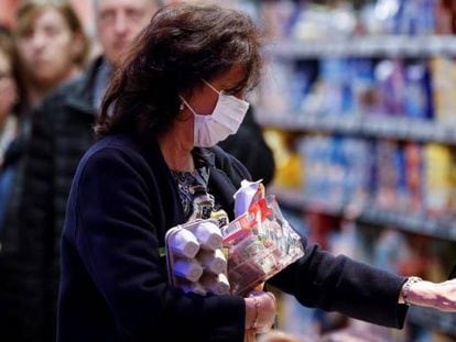 Una mujer hace la compra en un supermercado. 