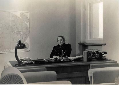 Dolores Ibárruri, in her office of the Communist International in Moscow (1940).