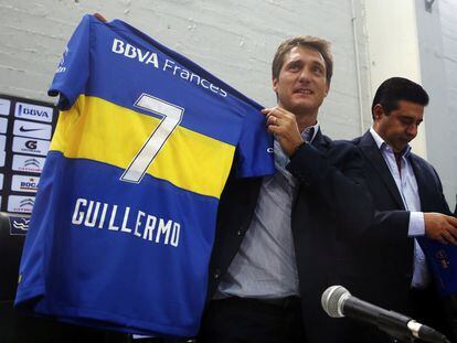 El nuevo entrenador de Boca Juniors, Guillermo Barros Schelotto, este miércoles junto al presidente del club, Daniel Angelici.