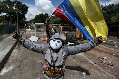 Dos manifestantes en Yumbo, al norte de Cali, este martes.