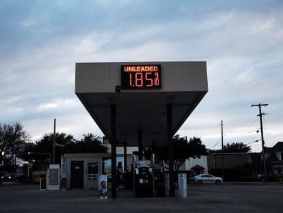 Una gasolinera de Texas, afectado por la bajada de precios.