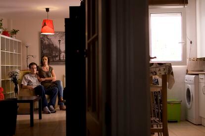 Roberto y Raquel en el salón de su casa de Colmenar Viejo (Madrid).