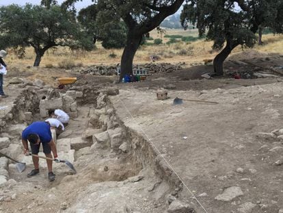 Excavaciones de los muros del edificio hallado en Medina Azahara.