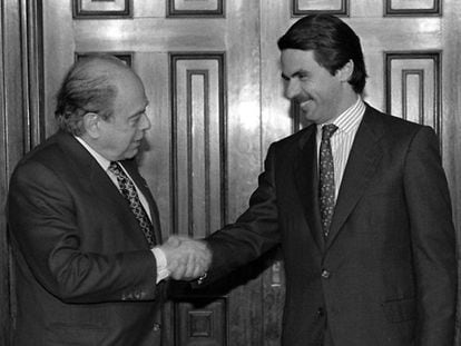 José María Aznar y Jordi Pujol ratificaban con un apretón de manos el pacto del Majestic, en 1996.