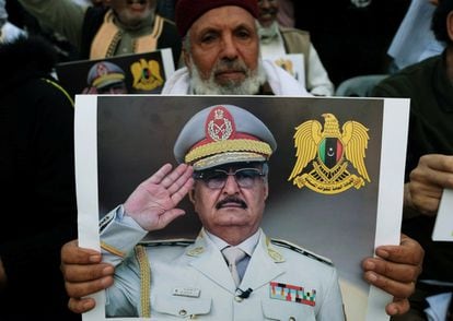 Un hombre libio muestra su cartel en apoyo al mariscal Jalifa Hafter.