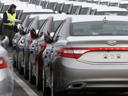 Un trabajador coreano revisa modelos de Hyundai