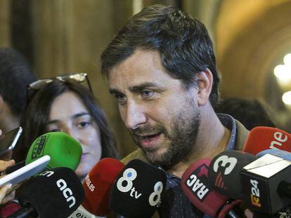 El consejero de Salud, Toni Com&iacute;n, atiende a los medios de comunicaci&oacute;n, ayer en el Parlament