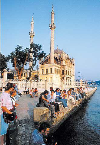 Mezquita del siglo XIX en Ortakoy, el animado barrio de Estambul con vistas al estrecho del Bósforo.