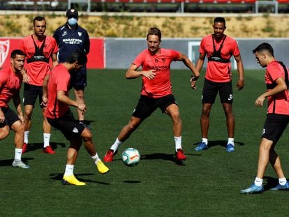Los jugadores del Sevilla hacen un rondo durante un entrenamiento. / EFE