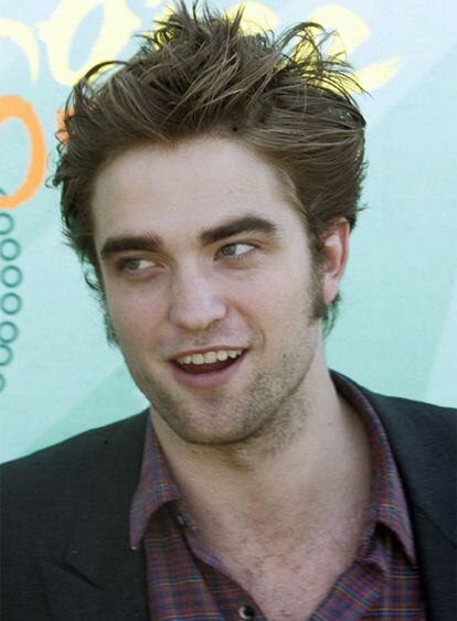 Robert Pattinson, el atractivo protagonista de <i>Crepúsculo</i>, ha sido el preferido de los jóvenes estadounidenses que lo han votado como el actor más guapo. Pattinson también ha conseguido la tabla de surf al mejor actor dramático.