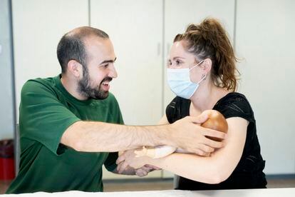 Javier García Pajares, persona con sordoceguera, aprende a cambiar pañales en una clase para manejar la paternidad con su discapacidad.