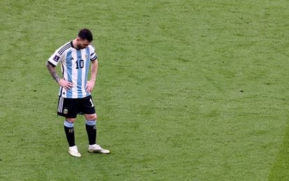 La reacción de Leo Messi después de perder 1-2 con la selección argentina ante Arabia Saudí este martes en el mundial de Qatar.