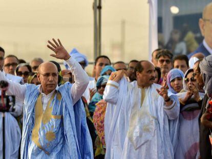 El presidente mauritano Abdelaziz (centroderecha de la imagen) en un acto de campaña del candidato a sucederle Mohamed Ould Ghazouani (izquierda), este jueves en Nuakchot.