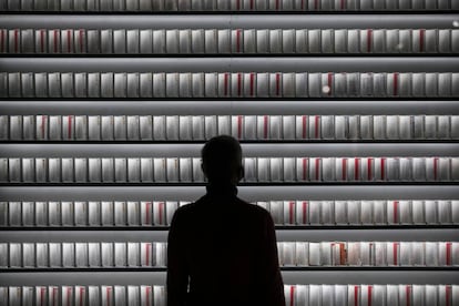 Montaje en la exposición del CCCB con las casetes de casos grabadas por Francesc Tosquelles,