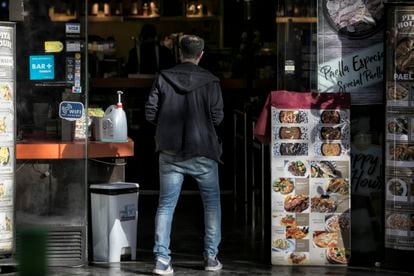 Un cliente entra en un restaurante de La Rambla de Barcelona, donde la mitad de los locales no piden el certificado covid para acceder.