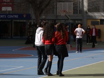 Alumnos del centro de educación concertado Blanca de Castilla, en Madrid, en una de las pistas del patio en febrero de 2022.