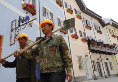 Dos trabajadores en la réplica china de Hallstatt, cerca de la ciudad Huizhou, en la provincia de Cantón.