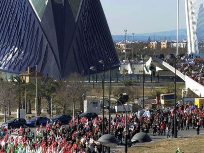 Miles de empleados p&uacute;blicos marchan contra el despilfarro del Consell en Valencia.