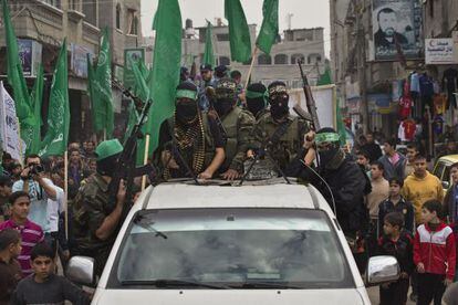 Militantes de Hamás se unen, en el campo de refugiados de Jebaliya, en el norte de la Franja, a una multitud de partidarios para celebrar el alto el fuego con Israel.