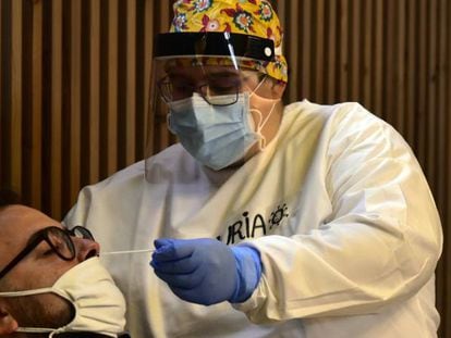 Realización de test de antígenos de detección del COVID-19 en el Recinto Modernista del Hospital de Sant Pau para en Barcelona