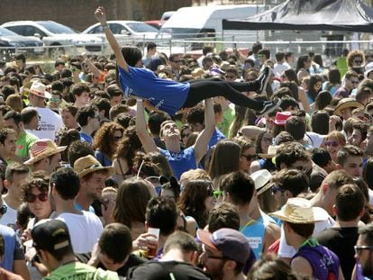 Miles de jóvenes asistentes al macrobotellón universitario organizado en el distrito marítimo de Valencia en 2014. En vídeo, vecinos piden suspender el Festival Paellas Universitarias 2019.