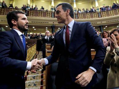 Pablo Casado saluda a Pedro Sánchez tras la votación de investidura este martes en el Congreso.