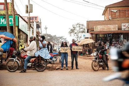 Vanessa Nakate inició su activismo climático mostrando mensajes en cartones en las calles de Kampala, capital de Uganda. 
