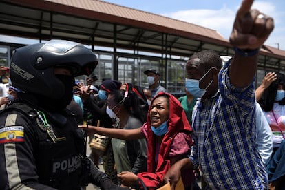 Familias de presos, a las puertas de la Penitenciaría de Guayaquil tras una masacre en octubre de 2021.